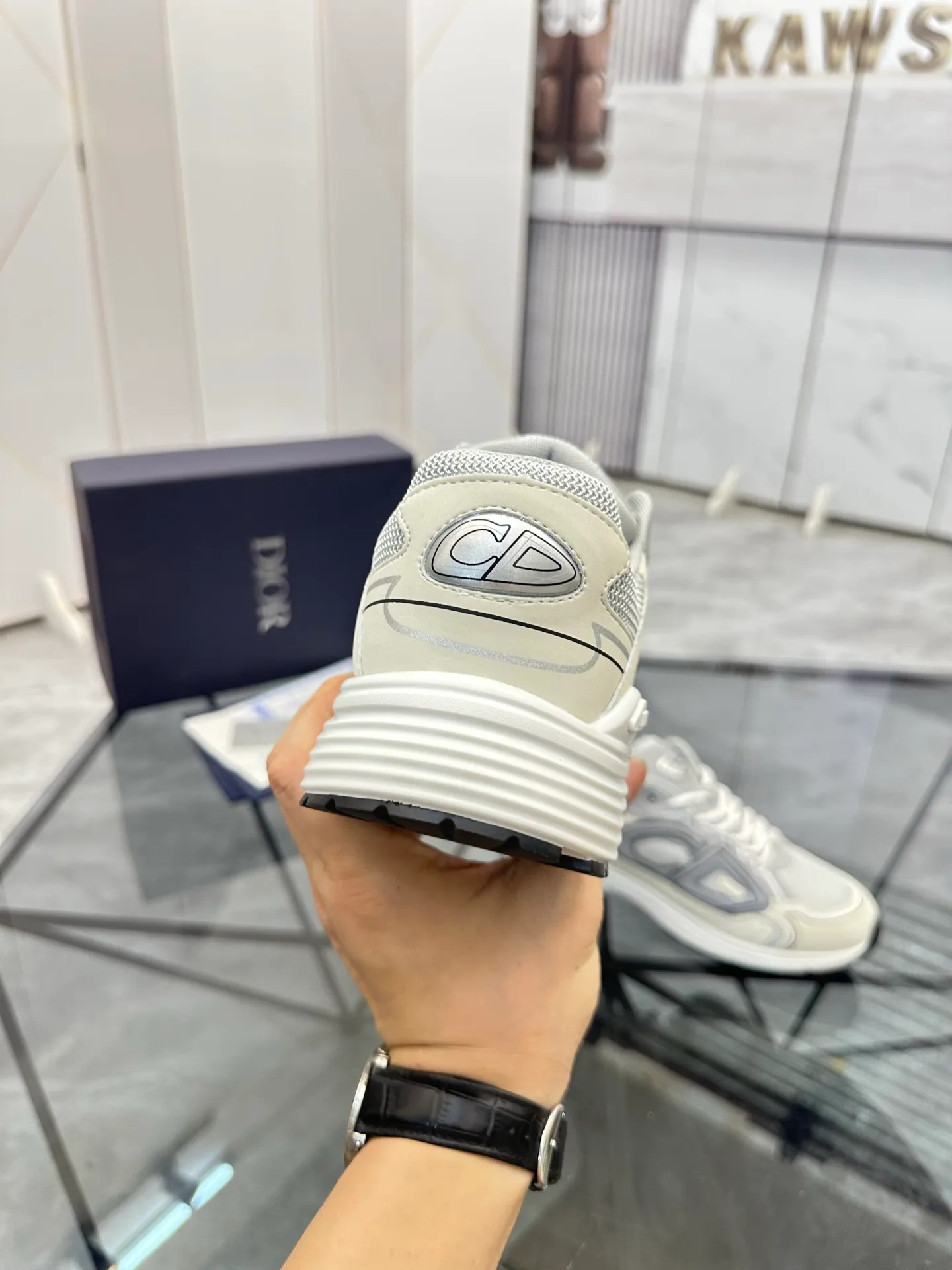 Men's shoes: 💰P400¥ Available in Guangzhou Product trademark: Dior* "Dior*" low-top casual shoes Regular size: 35-46 (can be customized to 47) Couple style Product materials: Upper imported cowhide stitched with original fabric, breathable lining, ultra-light foam original outsole. No.: 007